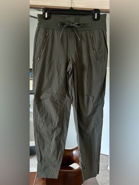 Athleta Women's Size 4 Trekkie North Jogger Pant Drawstring Zipper Pockets